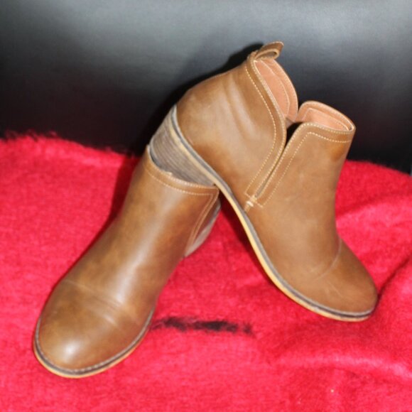 Harlow Brown ankle booties small heals  size 9 - Picture 2 of 7